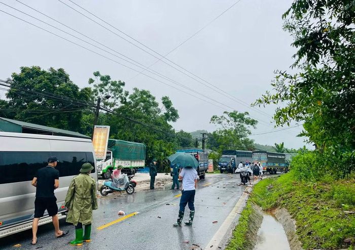 Chính quyền địa phương khuyến cáo người dân tiếp tục theo dõi diễn biến thời tiết, không đi qua khu vực ngập sâu hoặc nước chảy xiết, chủ động bảo vệ tài sản và sẵn sàng sơ tán khi có yêu cầu. Các lực lượng chức năng vẫn đang túc trực tại các điểm xung yếu để theo dõi tình hình, kịp thời triển khai các biện pháp ứng phó và hỗ trợ người dân.
