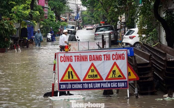 Nhiều tuyến phố ghi nhận ngập lụt trong nhiều giờ như: Tô Hiệu - Hồ Sen - Võ Nguyên Giáp - Thiên Lôi; Lê Lợi - Lạch Tray - Lương Khánh Thiện - Cầu Đất; Trung Lực - Trung Hành...