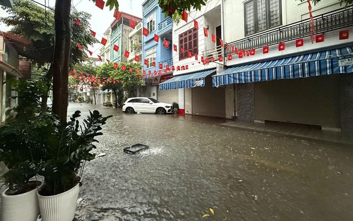 Tương tự, trong khu đô thị Quán Nam, nhiều khu dân cư, ngõ hẻm cũng chung cảnh ngộ ngập lụt cục bộ.