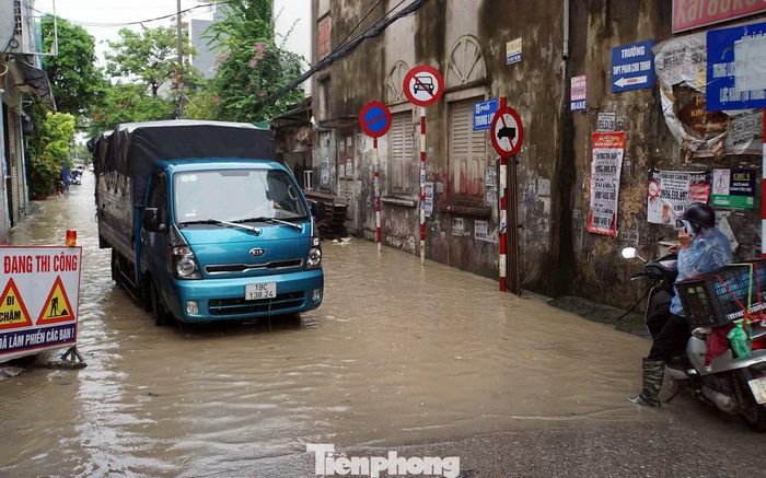Rạng sáng 9/7, trên địa bàn TP Hải Phòng xảy ra mưa lớn trên diện rộng với lượng mưa khoảng 130mm khiến nhiều tuyến đường ngập lụt cục bộ.