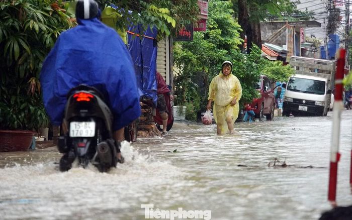 Chị Trang (37 tuổi) chia sẻ, chứng kiến nhiều xe chết máy, người dân dọc phố Trung Lực đi bộ men theo vỉa hè để đi làm, sinh hoạt. Một số người cố điều khiển xe máy vào phố đều bị chết máy, phải dắt bộ quãng đường dài. Theo chị Trang, tuyến phố chị sống có nền thấp trũng, mỗi khi mưa lớn là ngập sâu cả ngày mới thoát nước khiến cuộc sống người dân khu vực này khốn khổ, sinh hoạt đảo lộn.