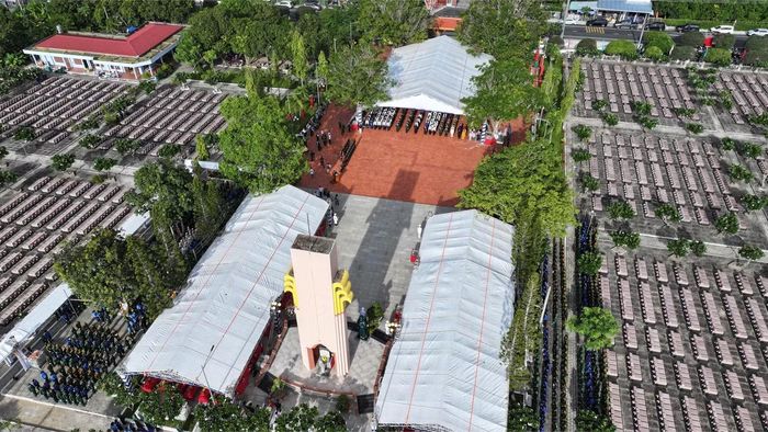 Theo Bộ Chỉ huy Quân sự tỉnh An Giang, 235 hài cốt liệt sĩ được an táng lần này là kết quả công tác tìm kiếm, quy tập trong mùa khô 2025-2026, do Đội K90 (Quân khu 9), Đội K92 và Đội K93 (Bộ CHQS An Giang) thực hiện tại các tỉnh Preah Sihanouk, Takeo, Kampong Speu, Kampot, Kep, Kandal (Campuchia) và trong nước. Qua đó thể hiện truyền thống "Uống nước nhớ nguồn", "Đền ơn đáp nghĩa" của dân tộc, góp phần vơi bớt nỗi đau mất mát của thân nhân, gia đình liệt sĩ. Ảnh: Phương Vũ.