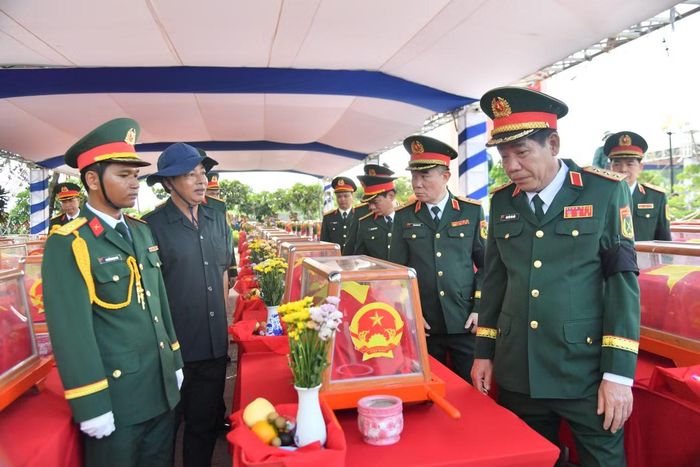 Sau lễ truy điệu, 235 hài cốt liệt sĩ được đưa đến nơi an táng.