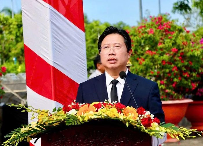 Ông Huỳnh Minh Tuấn - Phó Chủ tịch UBND tỉnh Đồng Tháp, đọc điếu văn tại buổi lễ.