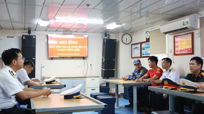 Bộ Tư lệnh Vùng 4 Hải quân họp bàn giao ngư dân cho gia đình và địa phương.