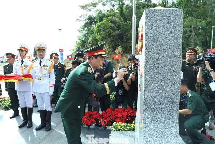 Đại tướng Phan Văn Giang tô son cột mốc chủ quyền. (Ảnh: Ngọc Lâm).