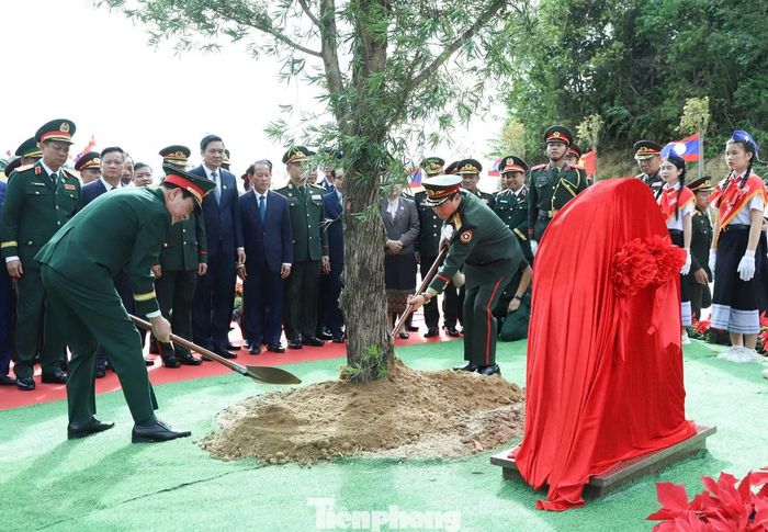 Đại tướng Phan Văn Giang và Đại tướng Khamliang Outhakaysone trồng cây hữu nghị trong khuôn viên cột mốc phía Lào. (Ảnh: Ngọc Lâm).