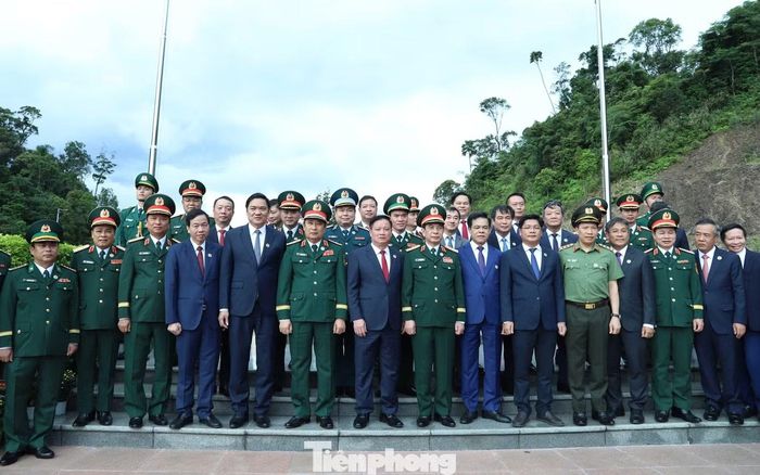 Đại tướng Phan Văn Giang và Đoàn đại biểu cấp cao Bộ Quốc phòng Việt Nam chụp ảnh lưu niệm trong chương trình Giao lưu hữu nghị Quốc phòng biên giới Việt Nam - Lào lần thứ III. (Ảnh: Ngọc Lâm).