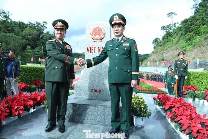 Đại tướng Phan Văn Giang và Đại tướng Khamliang Outhakaysone chụp ảnh lưu niệm bên cột mốc 460. (Ảnh: Ngọc Lâm).