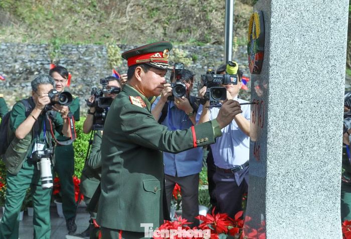 Đại tướng Khamliang Outhakaysone tô son cột mốc chủ quyền. (Ảnh: Ngọc Lâm).