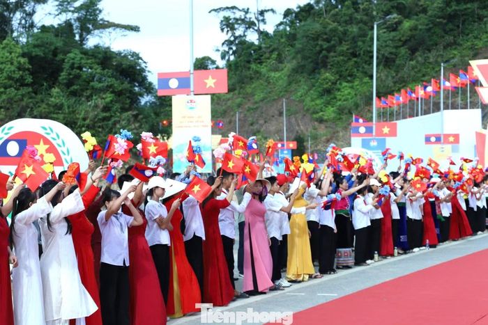 Đông đảo người dân có mặt từ sớm để chào đón các đại biểu tham dự chương trình. (Ảnh: Ngọc Lâm).