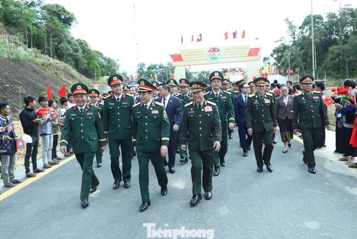 Đoàn đại biểu cấp cao Bộ Quốc phòng hai nước dự các hoạt động trong khuôn khổ Chương trình Giao lưu tại Lào. (Ảnh: Ngọc Lâm).
