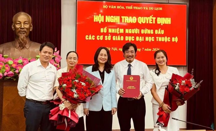  NSƯT Bùi Như Lai dự Hội nghị trao quyết định bổ nhiệm người đứng đầu các cơ sở giáo dục đại học trực thuộc Bộ vào ngày 7/7. 