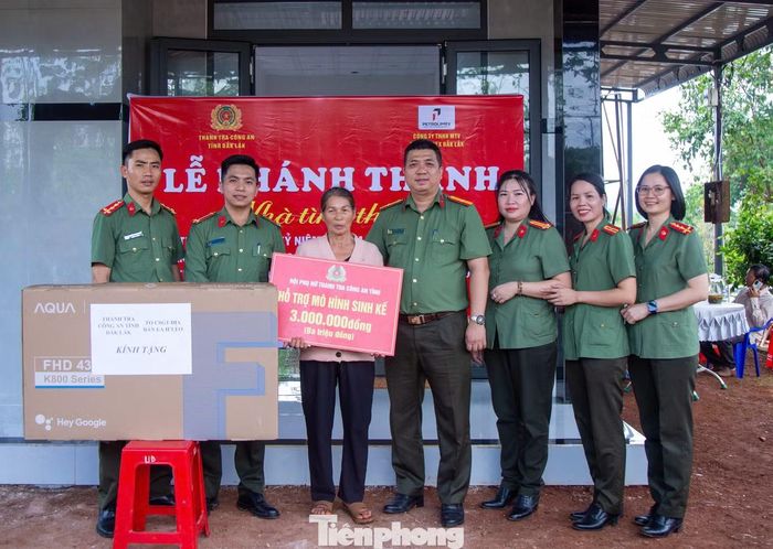 Trung úy Nguyễn Trọng Quân (thứ 2 trái qua) cùng cán bộ, chiến sĩ công an tham gia các hoạt động hướng về cơ sở.