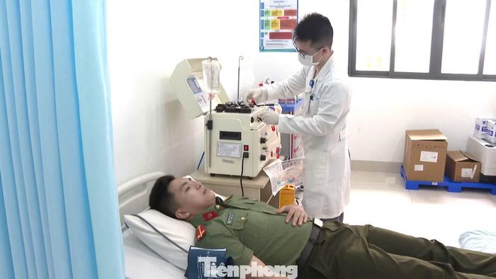 Trung úy Quân hiến tiểu cầu.