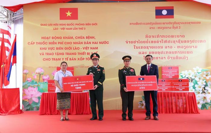 Đại tướng Phan Văn Giang và Đại tướng Khamliang Outhakaysone dự hoạt động khám, chữa bệnh, cấp phát thuốc miễn phí và trao tặng trang thiết bị y tế cho Trạm y tế quân dân bản Xốp Tờng. (Ảnh: Giang Phan).