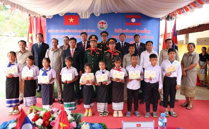 Đoàn đại biểu chụp ảnh lưu niệm cùng các em học sinh. (Ảnh: Giang Phan).