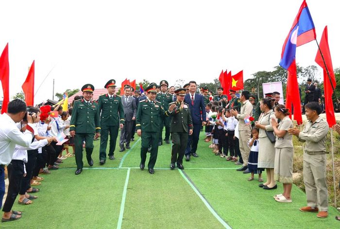 Đoàn đại biểu cấp cao Bộ Quốc phòng hai nước đã đến thăm và trao 100 suất học bổng tặng học sinh Trường Tiểu học ở huyện Xaychamphone (tỉnh Bolykhamxay). (Ảnh: Giang Phan).