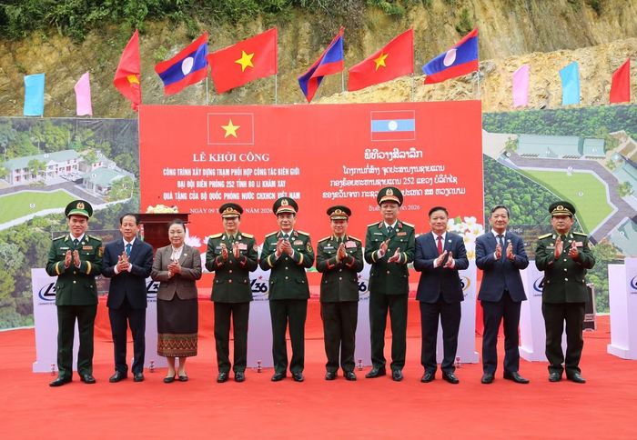 Công trình gồm tòa nhà văn phòng và hội trường hai tầng, nhà nghỉ cấp bốn cho cán bộ, chiến sĩ, nhà ăn, nhà bếp, kho hậu cần, đường bê tông vào đơn vị, cột cờ, sân luyện tập, cổng chính và vọng gác. Công trình khởi công từ tháng 7/2026, dự kiến hoàn thành vào tháng 11/2027. Sau khi hoàn thành, công trình tạo điều kiện làm việc, sinh hoạt tốt hơn cho cán bộ, chiến sĩ Đại đội Biên phòng 252, đồng thời nâng cao hiệu quả phối hợp với các đơn vị của Quân đội nhân dân Việt Nam trong trao đổi thông tin, tổ chức tuần tra song phương, kiểm soát xuất nhập cảnh, đấu tranh phòng, chống tội phạm và xử lý các tình huống phát sinh trên tuyến biên giới. (Ảnh: Khánh Toàn).