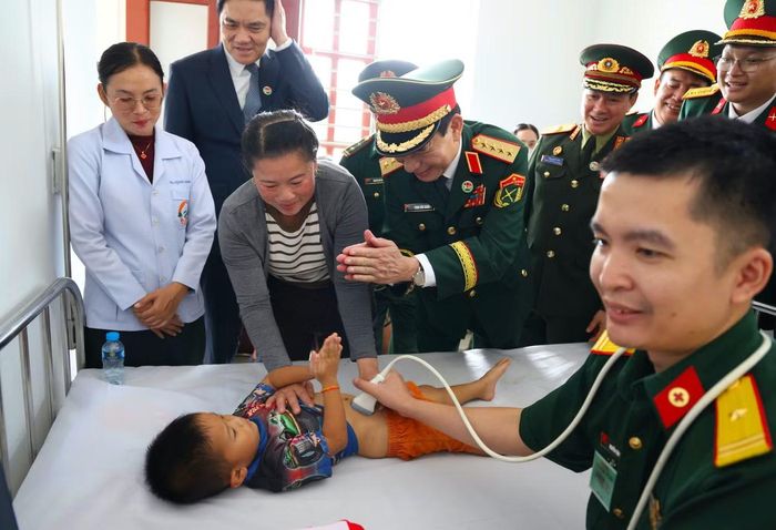 Các bác sĩ quân y thăm khám cho trẻ em, người dân khu vực biên giới Lào. (Ảnh: Giang Phan).