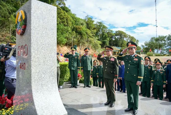 Tại cửa khẩu Nậm On, Đại tướng Phan Văn Giang và Đại tướng Khamliang Outhakaysone - Phó Thủ tướng, Bộ trưởng Bộ Quốc phòng Lào, thực hiện nghi lễ chào và tô son cột mốc chủ quyền, chụp ảnh chung. (Ảnh: Nam Trần).