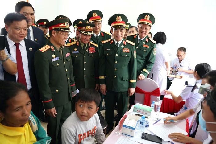 Các đại biểu tham quan, động viên các y, bác sĩ đang khám cho người dân khu vực biên giới Lào. (Ảnh: Giang Phan).