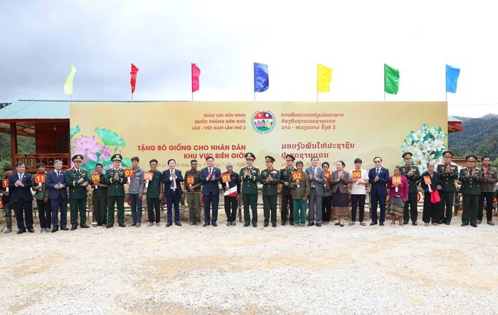 Tiếp đó, Đoàn đại biểu cấp cao Bộ Quốc phòng hai nước đã đến thăm, trao tặng 50 con bò giống cho 50 hộ gia đình có hoàn cảnh khó khăn khu vực biên giới Lào. (Ảnh: Giang Phan).