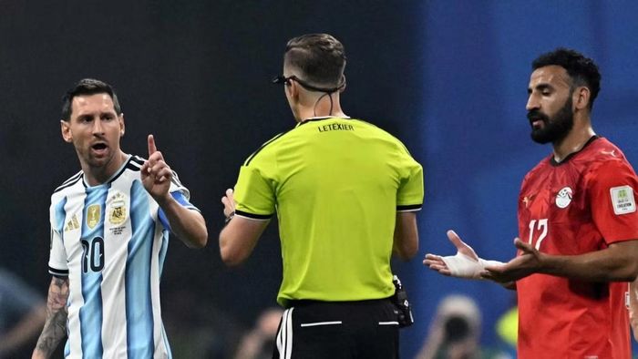 Theo The Sun, các trọng tài đang nương tay với Argentina