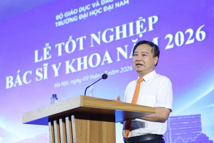 TS. Lê Đắc Sơn, Chủ tịch Hội đồng trường chia sẻ với sinh viên tại lễ tốt nghiệp bác sĩ y khoa khóa đầu tiên của Trường Đại học Đại Nam. Ảnh: NTCC