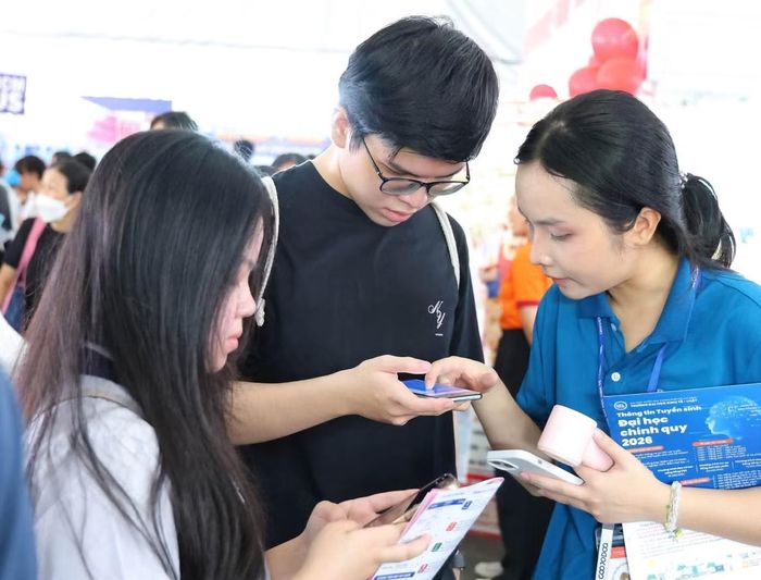 Thí sinh tìm hiểu thông tin tuyển sinh.
