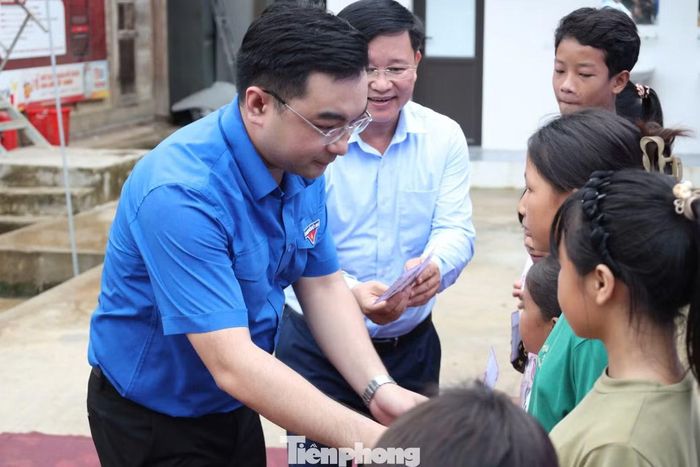 Anh Hồ Phúc Hải - Ủy viên BCH T.Ư Đoàn, Phó Bí thư Tỉnh Đoàn Nghệ An trao quà cho các em nhỏ có hoàn cảnh khó khăn.