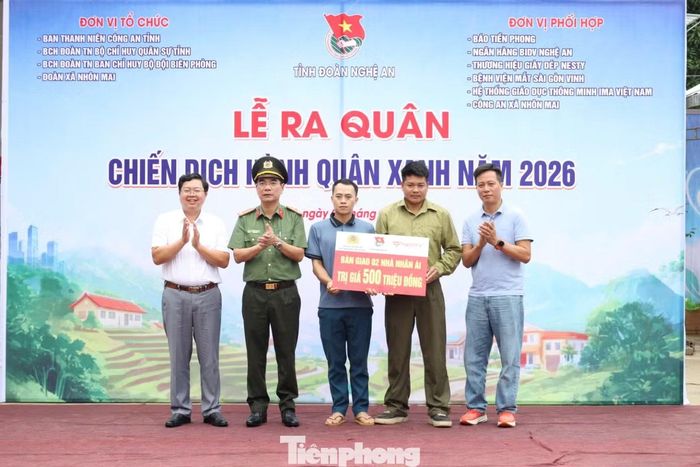 Đại tá Phạm Hữu Trường, Phó Giám đốc Công an tỉnh Nghệ An bàn giao 2 ngôi nhà nhân ái cho ông Xồng Bá Trừ (cán bộ Công an xã Hữu Kiệm) và anh Kha Văn Mong (trú tại bản Piêng Mựn, xã Nhôn Mai).