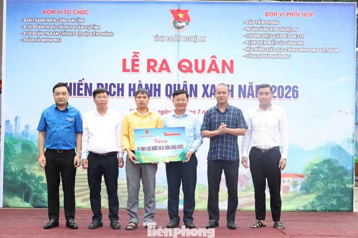 Anh Hồ Phúc Hải - Ủy viên BCH T.Ư Đoàn, Phó Bí thư Tỉnh Đoàn Nghệ An và Nhà báo Trần Quang Long - Trưởng đại diện Văn phòng Báo Tiền Phong khu vực Bắc Trung Bộ tặng máy lọc nước và bồn chứa nước cho xã Nhôn Mai.