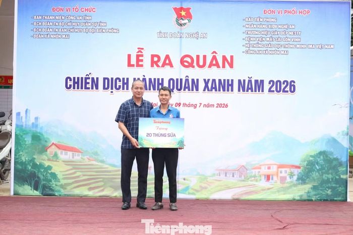 Nhà báo Trần Quang Long - Trưởng đại diện Văn phòng Báo Tiền Phong khu vực Bắc Trung Bộ đại diện Báo Tiền Phong trao tặng 20 thùng sữa đến Đoàn xã Nhôn Mai.