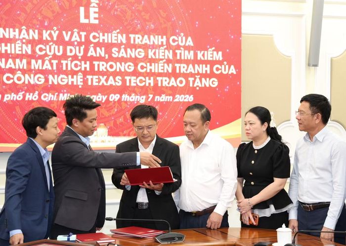 TS. Alex Thái thông tin với Phó Chủ tịch UBND TPHCM Nguyễn Mạnh Cường về ý nghĩa các tư liệu.