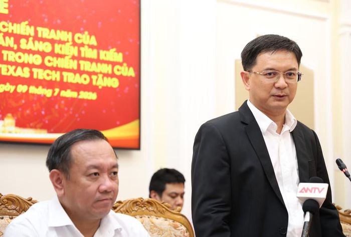 Phó Chủ tịch UBND TPHCM Nguyễn Mạnh Cường trao đổi tại buổi lễ.