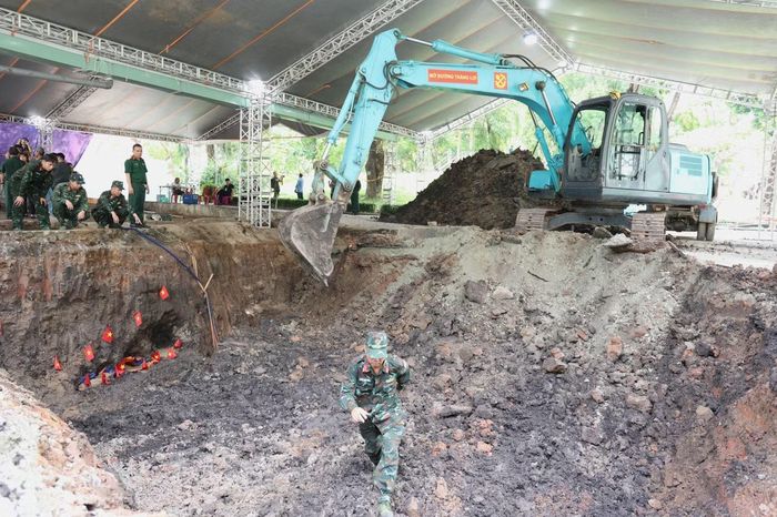 Khi nghi ngờ có hiện vật, di vật, các chiến sĩ trực tiếp tiếp cận để đào tìm kỹ lưỡng. Ảnh: Ngô Tùng