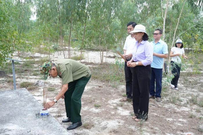 Phường Tam Quan tổ chức khảo sát, khoanh vùng khu vực nghi có hố chôn liệt sĩ tại di tích lịch sử Cấm An Sơn. Ảnh: ĐVCC.