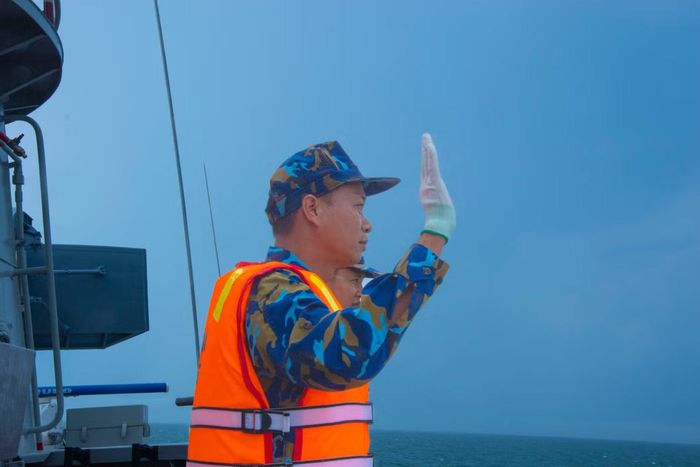 Trung tá Trần Văn Úy - Phó Lữ đoàn trưởng, Lữ đoàn 167, Vùng 2 Hải quân, chào biên đội tàu Hải quân Quân Giải phóng nhân dân Trung Quốc. Ảnh: Vùng 2 Hải quân