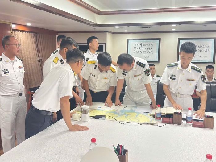 Trao đổi thống nhất giữa nhóm sĩ quan Hải quân 2 nước. Ảnh: Vùng 2 Hải quân