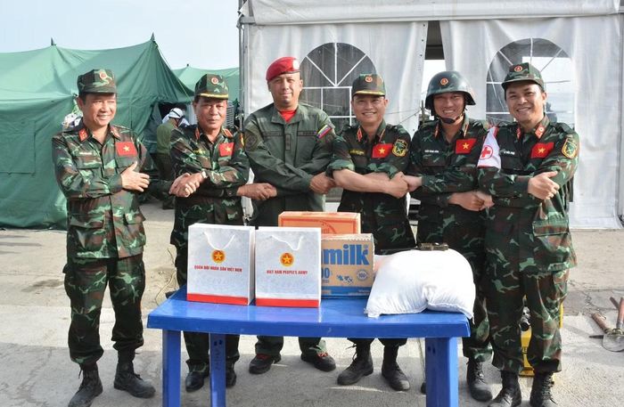 Đoàn cứu hộ cứu nạn Việt Nam đã trao tặng nhiều phần quà thiết thực để hỗ trợ người dân Venezuela.