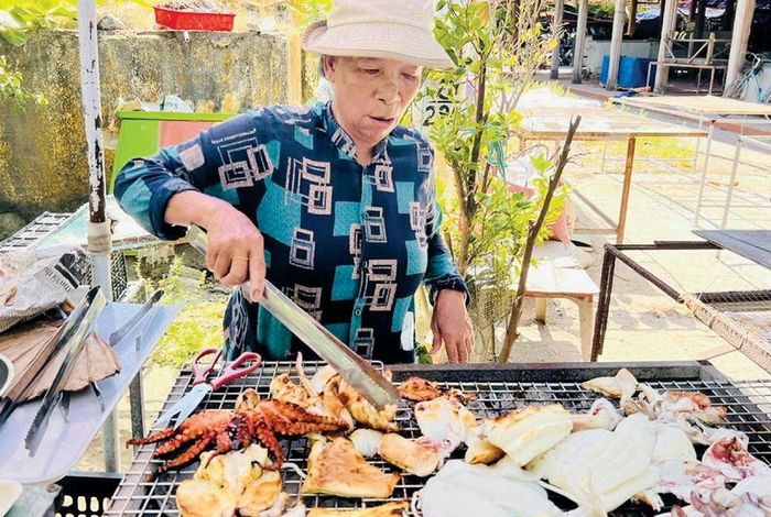 Mực một nắng được nướng tại chỗ, trở thành món ăn hấp dẫn đối với du khách khi đến Cù Lao Chàm