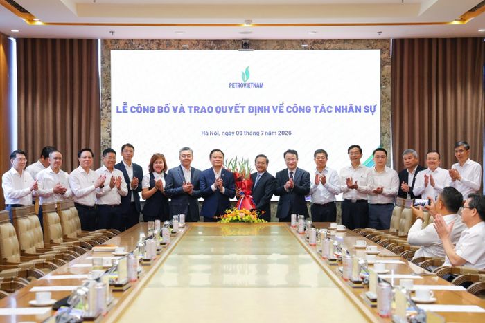 Lãnh đạo Bộ Tài chính và Petrovietnam chúc mừng ông Phạm Chí Thanh.