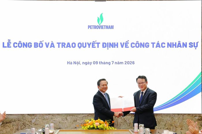 Thứ trưởng Bộ Tài chính Trần Quốc Phương trao quyết định bổ nhiệm cho ông Phạm Chí Thanh.
