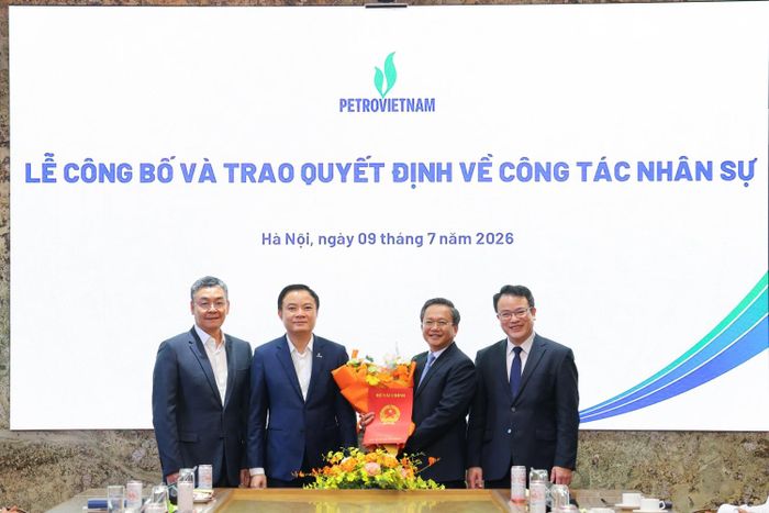 Lãnh đạo Bộ Tài chính và Petrovietnam chúc mừng tân Trưởng Ban Kiểm soát Petrovietnam Phạm Chí Thanh.