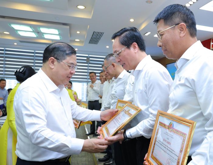 Đồng chí Phạm Gia Túc - Ủy viên Bộ Chính trị, Phó Thủ tướng Thường trực Chính phủ trao bằng khen của Đảng ủy Chính phủ cho đại diện các tổ chức Đảng, đảng viên Petrovietnam hoàn thành xuất sắc nhiệm vụ 5 năm liền (2021-2025)