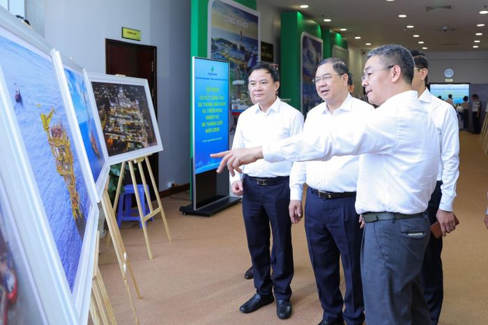 Tổng Giám đốc Petrovietnam Lê Mạnh Cường giới thiệu với đồng chí Phạm Gia Túc về hoạt động của Tập đoàn