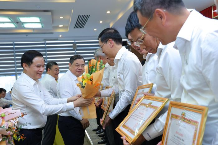 Đồng chí Lê Ngọc Sơn - Bí thư Đảng ủy, Chủ tịch HĐTV Petrovietnam tặng hoa chúc mừng các tập thể, cá nhân được khen thưởng
