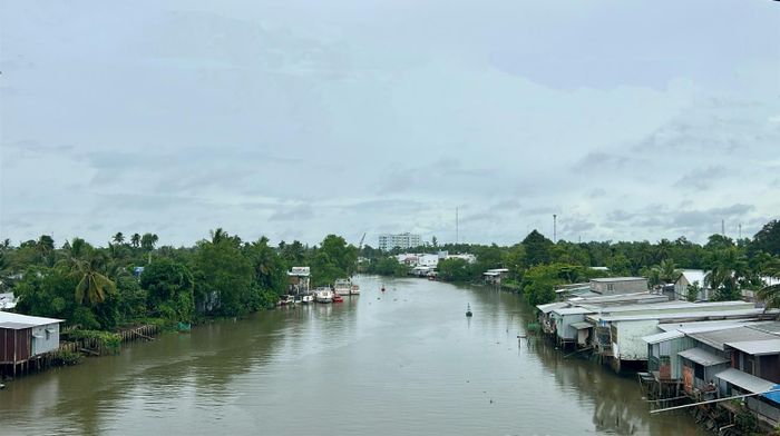 Theo chuyên gia cần quy hoạch lại dân cư ven sông theo hướng thích ứng; không phải nơi nào cũng nên xây kè, có khu vực phải di dời, tạo hành lang bảo vệ dòng chảy để đảm bảo bền vững lâu dài.