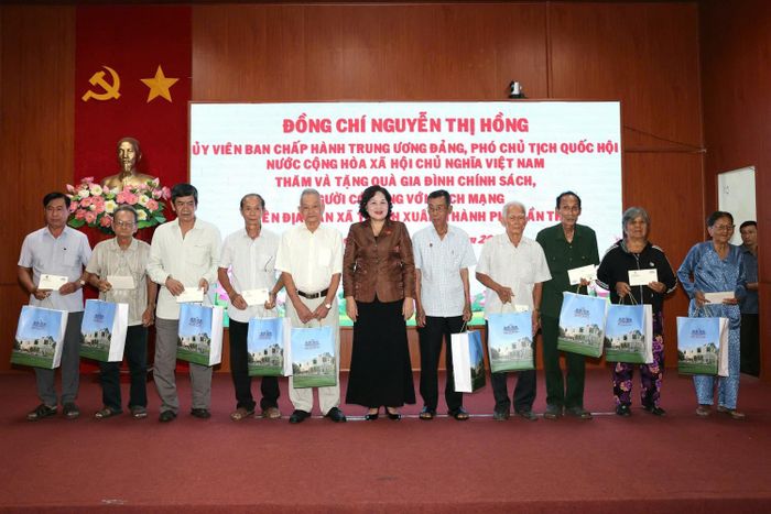 Phó Chủ tịch Quốc hội Nguyễn Thị Hồng tặng quà gia đình chính sách ở xã Thạnh Xuân, TP Cần Thơ.